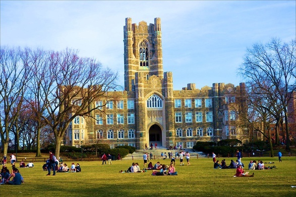 Kobieta pokieruje słynnym jezuickim Fordham University