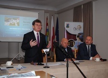 Burmistrz Waldemar Ślusarczyk mówił o żmudnej pracy nad projektem.