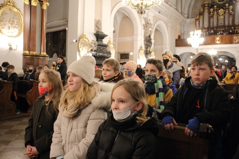 Zawierzenie dzieci meksykańskiemu męczennikowi w kościele św. Antoniego z Padwy 