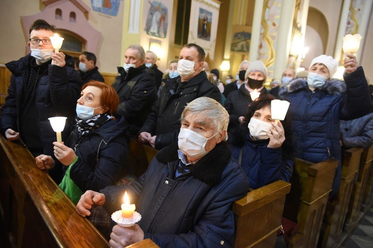 Wierni przynieśli ze sobą lampiony na procesję.