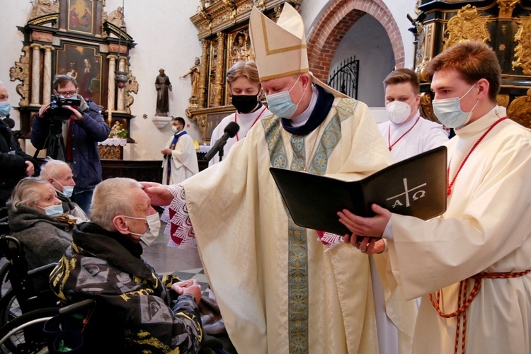 Podczas liturgii udzielony został sakrament namaszczenia chorych. 