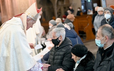 Biskup senior w czasie udzielania sakramentu chorych w świdnickiej katedrze.