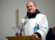 Ks. Krzysztof Herbut w czasie wspólnej modlitwy w ząbkowickim kościele.
