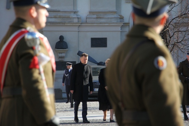 Powitanie bp. Lechowicza przez Kompanię Reprezentacyjną Wojska Polskiego [GALERIA ZDJĘĆ]