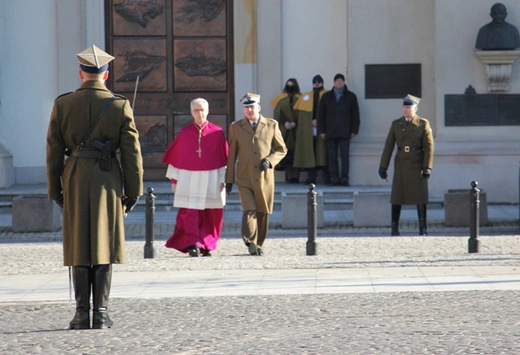 Powitanie bp. Lechowicza przez Kompanię Reprezentacyjną Wojska Polskiego [GALERIA ZDJĘĆ]