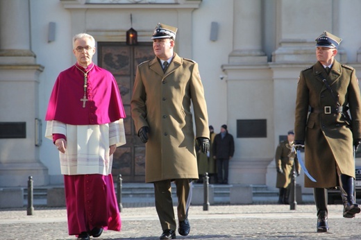 Powitanie bp. Lechowicza przez Kompanię Reprezentacyjną Wojska Polskiego [GALERIA ZDJĘĆ]