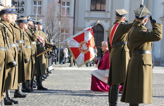 Powitanie bp. Lechowicza przez Kompanię Reprezentacyjną Wojska Polskiego [GALERIA ZDJĘĆ]