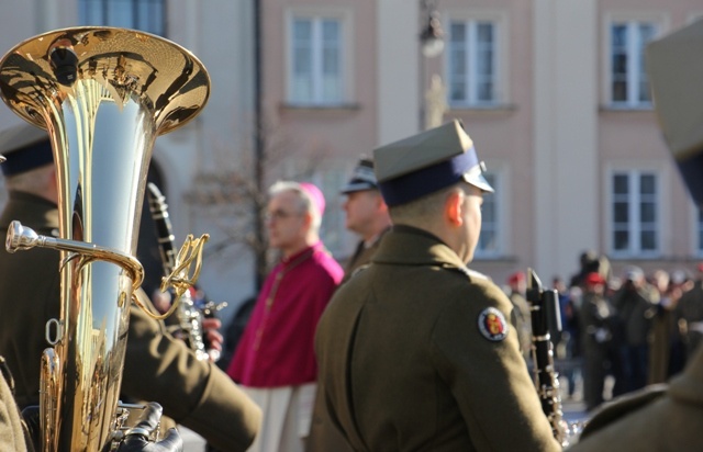 Powitanie bp. Lechowicza przez Kompanię Reprezentacyjną Wojska Polskiego [GALERIA ZDJĘĆ]