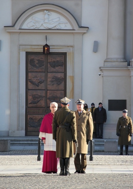 Powitanie bp. Lechowicza przez Kompanię Reprezentacyjną Wojska Polskiego [GALERIA ZDJĘĆ]