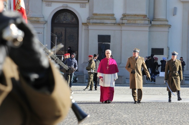 Powitanie bp. Lechowicza przez Kompanię Reprezentacyjną Wojska Polskiego [GALERIA ZDJĘĆ]