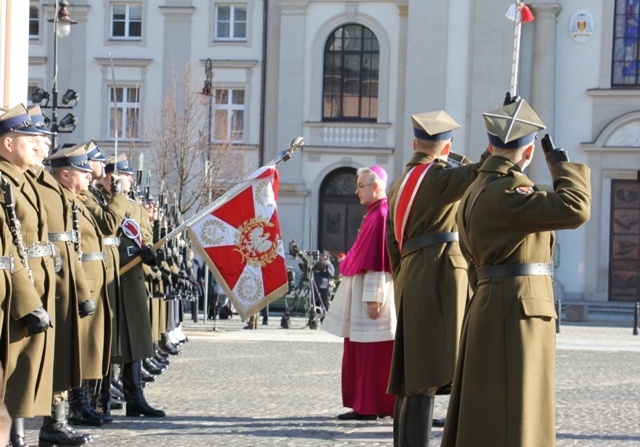 Powitanie bp. Lechowicza przez Kompanię Reprezentacyjną Wojska Polskiego [GALERIA ZDJĘĆ]