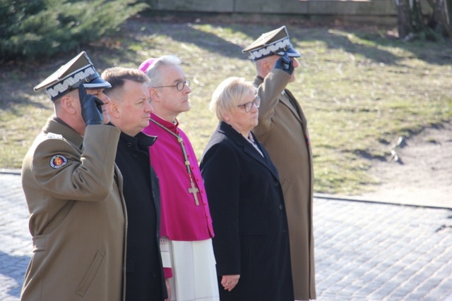 Powitanie bp. Lechowicza przez Kompanię Reprezentacyjną Wojska Polskiego [GALERIA ZDJĘĆ]