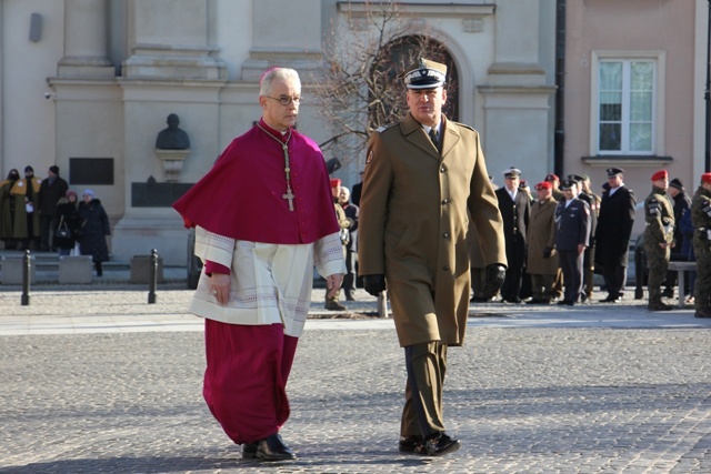 Powitanie bp. Lechowicza przez Kompanię Reprezentacyjną Wojska Polskiego [GALERIA ZDJĘĆ]