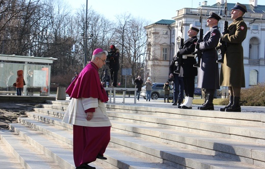 Powitanie bp. Lechowicza przez Kompanię Reprezentacyjną Wojska Polskiego [GALERIA ZDJĘĆ]