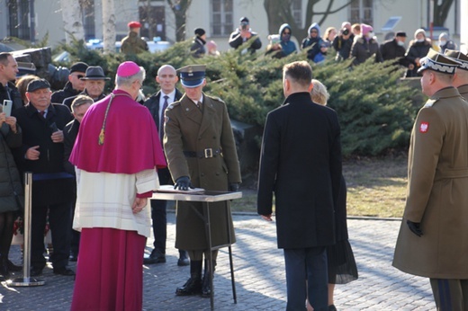 Powitanie bp. Lechowicza przez Kompanię Reprezentacyjną Wojska Polskiego [GALERIA ZDJĘĆ]
