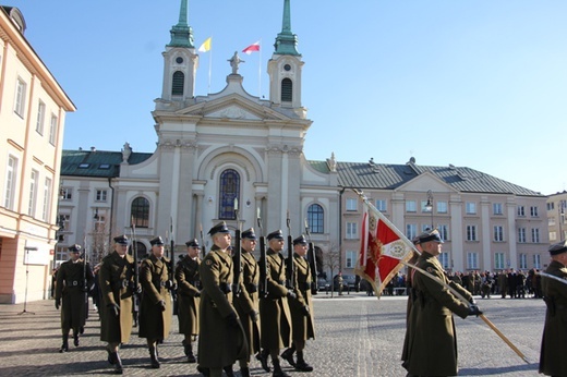 Powitanie bp. Lechowicza przez Kompanię Reprezentacyjną Wojska Polskiego [GALERIA ZDJĘĆ]