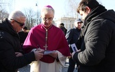 Powitanie bp. Lechowicza przez Kompanię Reprezentacyjną Wojska Polskiego [GALERIA ZDJĘĆ]