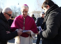 Powitanie bp. Lechowicza przez Kompanię Reprezentacyjną Wojska Polskiego [GALERIA ZDJĘĆ]