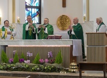 Księża proboszczowie - opiekunowie parafialnych zespołów Caritas podczas Mszy św. w Janowicach.