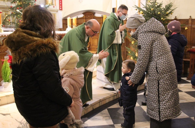 Po Mszy św. dzieci otrzymały indywidualne błogosławieństwo.