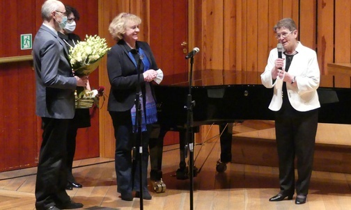 Dr Anna Byrczek - z prawej - wraz z wolontariuszami, dziękowała społeczności bielskiej szkoły muzycznej za kolejny koncert charytatywny.
