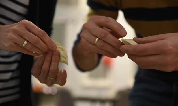 Wspólne lepienie pierogów - okazją do małżeńskiej formacji?