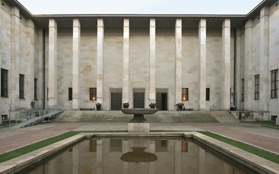 Muzeum Narodowe w Warszawie jest jednym z najstarszych muzeów sztuki w Polsce. Powstało w 1862 r. jako Muzeum Sztuk Pięknych, ale jego siedzibę zbudowano dopiero w latach 1927-1938.