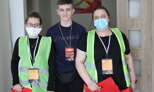 Od lewej: Martyna, Igor i Karolina z ekipy sędziowskiej.