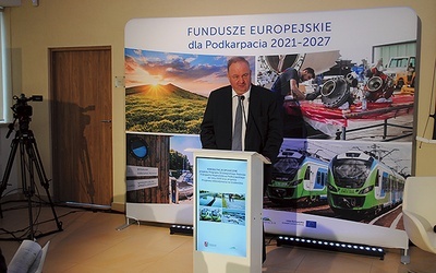 Wicemarszałek Piotr Pilch mówił o dużych kwotach na rozwój przewozu pasażerów.