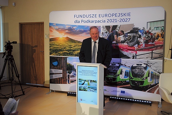 Wicemarszałek Piotr Pilch mówił o dużych kwotach na rozwój przewozu pasażerów.