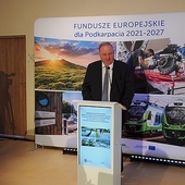 Wicemarszałek Piotr Pilch mówił o dużych kwotach na rozwój przewozu pasażerów.