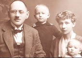 Doktor Stanisław Sitkowski z żoną Jadwigą z Chomiczewskich oraz synami Stefanem i Janem, lata 20.