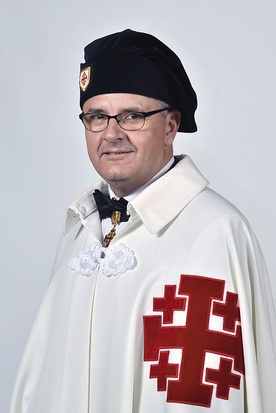 Andrzej Sznajder Urodził się w Chorzowie, dziś mieszka w parafii NMP Jasnogórskiej w Orzechu koło Tarnowskich Gór. Jako nastolatek zaangażował się w spotkania Ruchu Światło–Życie, z którym związany jest do dziś (zasiada w Radzie Fundacji Światło –Życie). Od 2001 r. pełni posługę nadzwyczajnego szafarza  Komunii św. W 2008 r. został przyjęty do zakonu podczas inwestytury w Częstochowie.  Od 2014 r. jest dyrektorem katowickiego Oddziału Instytutu Pamięci Narodowej. 18 stycznia 2022 r. kard. Fernando Filon...