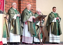 Głównym uroczystościom przewodniczył bp Ignacy Dec w asyście kapelanów (aktualnego i byłego) świdnickiego koła.
