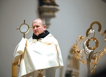 Ksiądz Krzysztof Herbut w czasie błogosławieństwa Najświętszym Sakramentem.