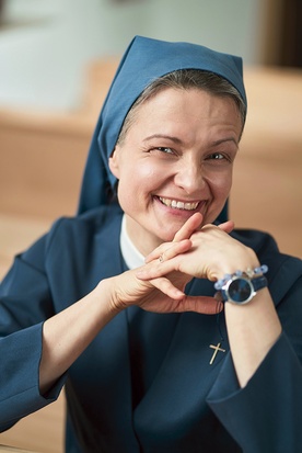 S. Anna Maria Pudełko  apostolinka, psychopedagog powołania, teolog  pastoralny i kierownik  duchowy, wykładowca  w Wyższym Seminarium  Duchownym w Łowiczu  i Centrum Formacji  Duchowej w Trzebini.