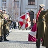 Nowego biskupa na placu Krasińskich powitała Kompania Reprezentacyjna Wojska Polskiego.