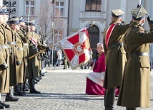 Nowego biskupa na placu Krasińskich powitała Kompania Reprezentacyjna Wojska Polskiego.
