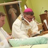 	Biskup namaścił osoby cierpiące obecne na Eucharystii. 