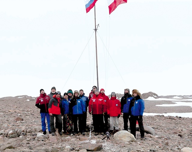 Uczestnicy IV Wyprawy Geofizycznej wraz z rosyjskimi naukowcami z pobliskiej Stacji Oazis II