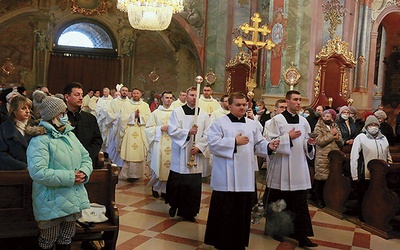 ▲	Eucharystię sprawowało liczne grono kapłanów. 