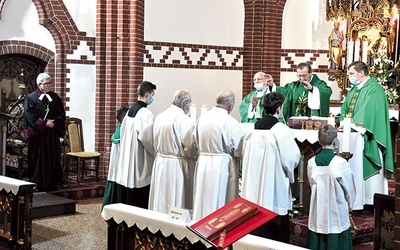 ▲	Kapłani modlili się  za podopiecznych „Betanii”, ich rodziny, personel i wolontariuszy.