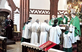 ▲	Kapłani modlili się  za podopiecznych „Betanii”, ich rodziny, personel i wolontariuszy.