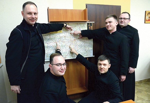 ▲	W historii diecezji to wyjątkowy rok, ponieważ żaden z alumnów nie pochodzi z Radomia. Przy mapie pokazują położenie swych rodzinnych parafii. Na zdjęciu od lewej: Krystian Wieteska (Stromiec), Filip Kochanowski (Opoczno), Damian Gajownik (Szydłówek), Emil Komorek (Jasionna)  i Artur Spasiński (Groszowice).