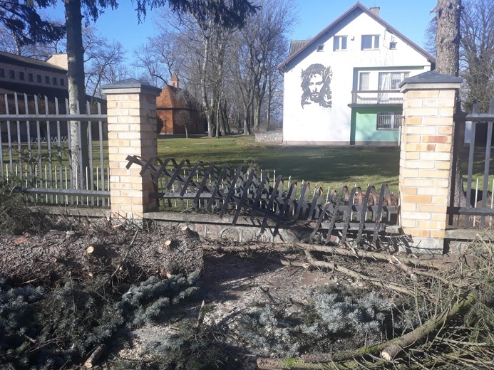 Spadające drzewa uszkodziły parkan przy kościele w Boczkach Chełmońskich.