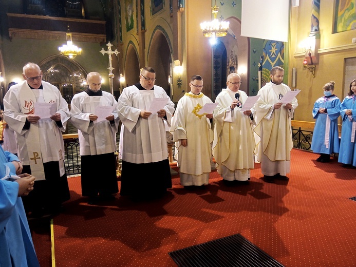 Moment odnowienia ślubów zakonnych.