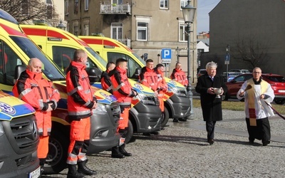 Ambulanse poświęcił ks. Mirosław Bandos, kapelan radomskiego szpitala.