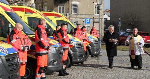 Ambulanse poświęcił ks. Mirosław Bandos, kapelan radomskiego szpitala.