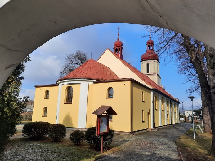 Stuletni kościół w Radoszowach