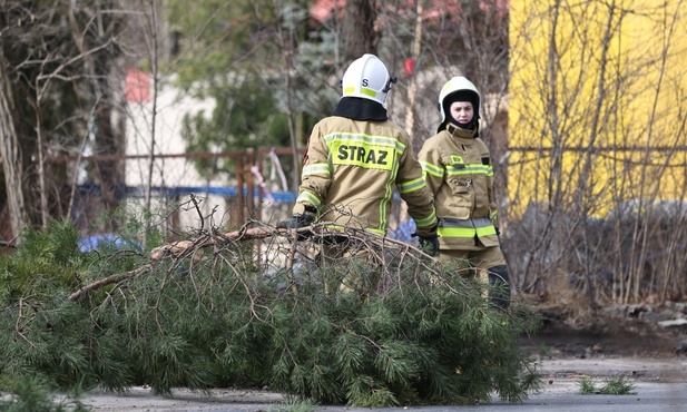 Premier: Przez Polskę przechodzi orkan, służby działają, zostańmy w domach